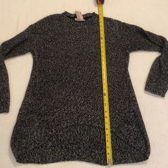 Philosophy sweater, shorter in the front, longer in back. Small - Picture 10 of 10